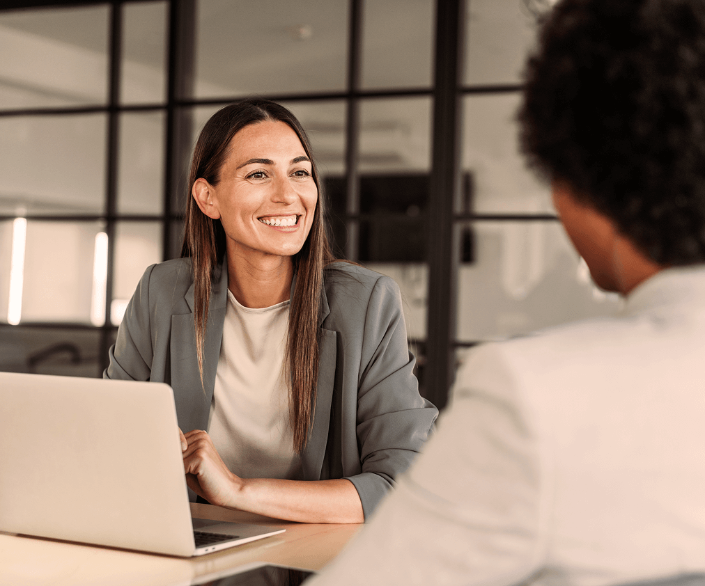 Trabajadora Onaris hablando con cliente