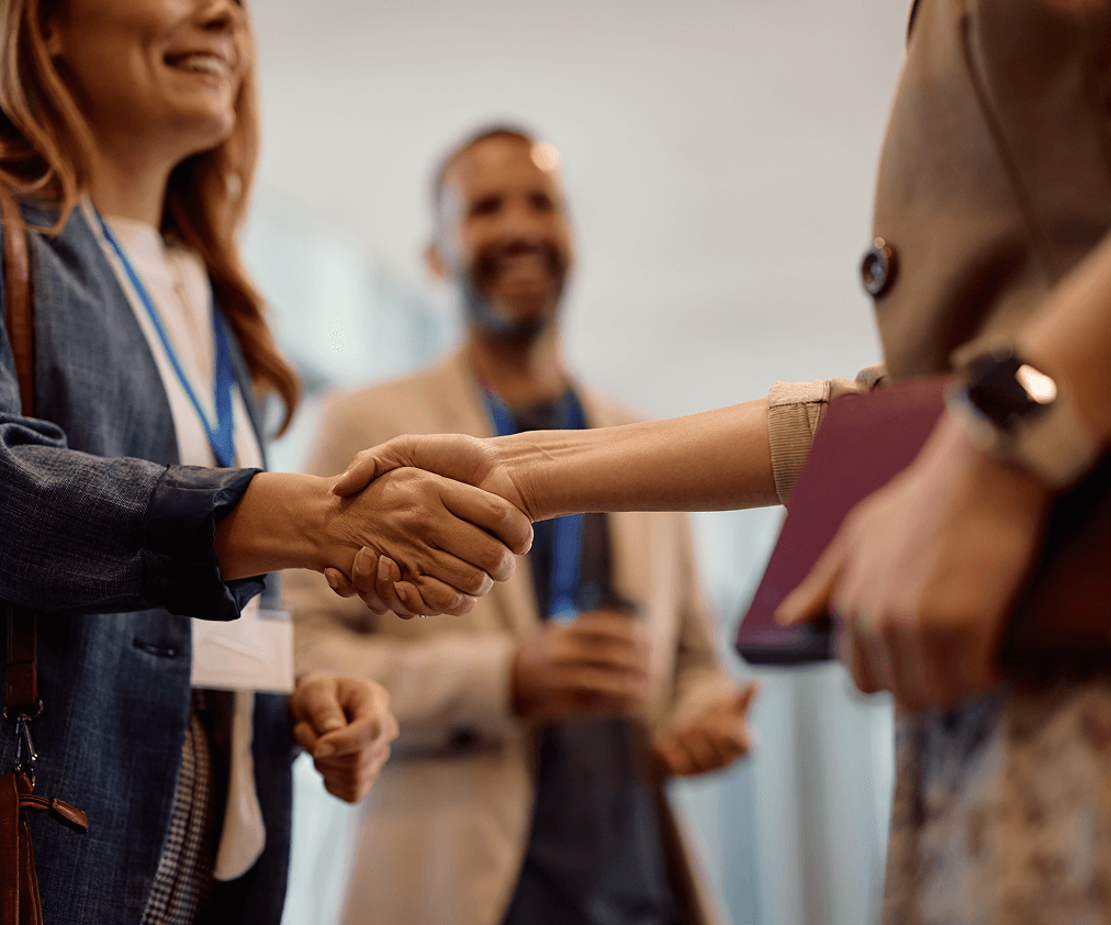 Mujeres dándose la mano